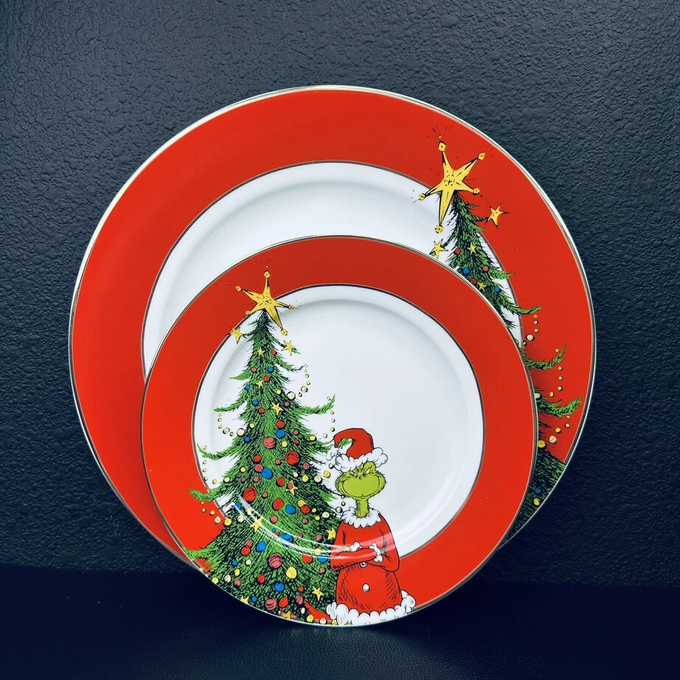 2 Williams Sonoma The Grinch DINNER Plates Set of 2 Christmas Holiday Zrich - Image 3 of 4