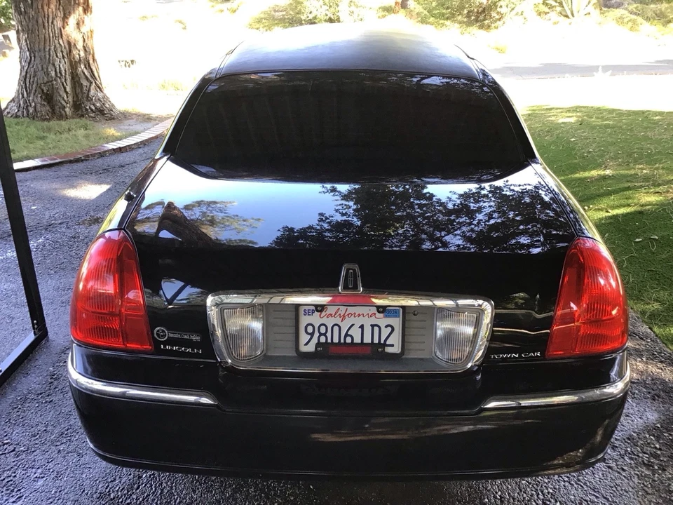 2004 Lincoln Town Car EXECUTIVE - Image 4 of 4