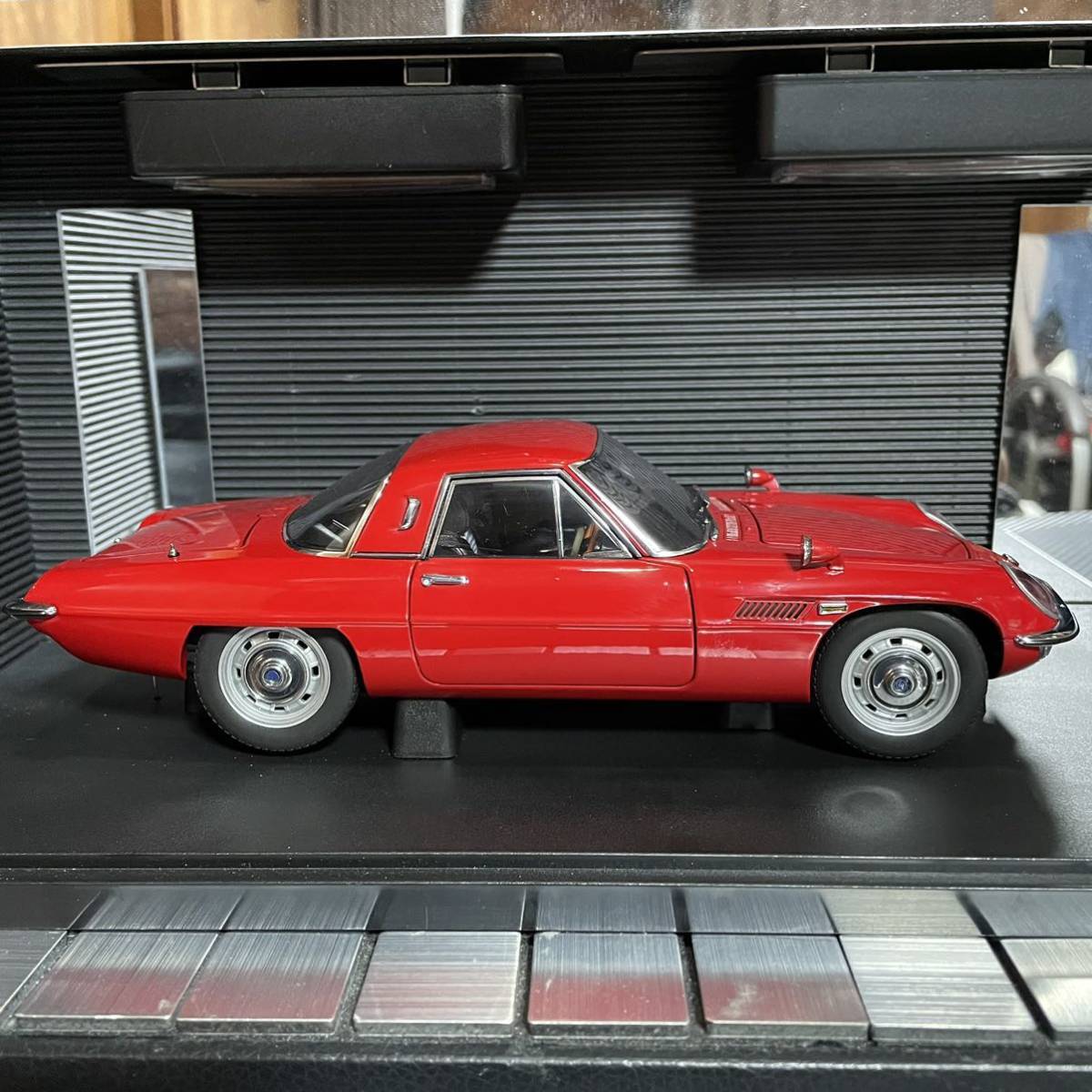 【新品】MAZDA COSMO SPORT 試験地域限定販売1/18スケール AUTOart 1:18 Scale Mazda Cosmo Sport, Red. ezToys - Diecast
