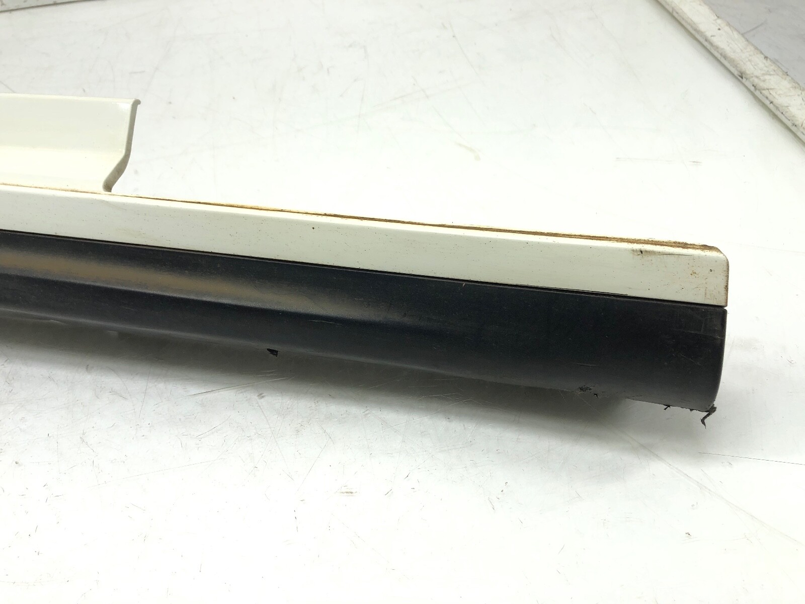 2014-2022 MASERATI GHIBLI RIGHT PASS SIDE SKIRT ROCKER PANEL OEM BIANCO WHITE.