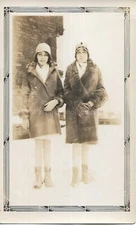 EARLY 20th CENTURY WOMEN Vintage ANTIQUE FOUND PHOTO b+w ORIGINAL 411 42 L