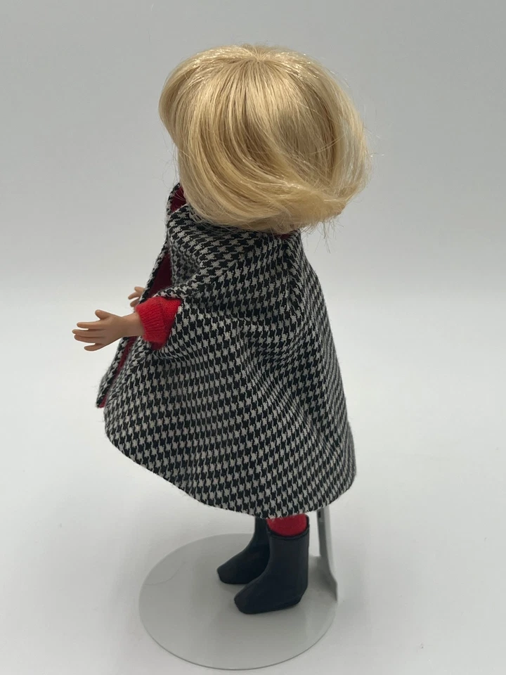 Boneca Tiny Betsy McCall Cozy Cape Blonde por Tonner 2003 Houndstooth Cape Vintage - Imagem 4 de 4