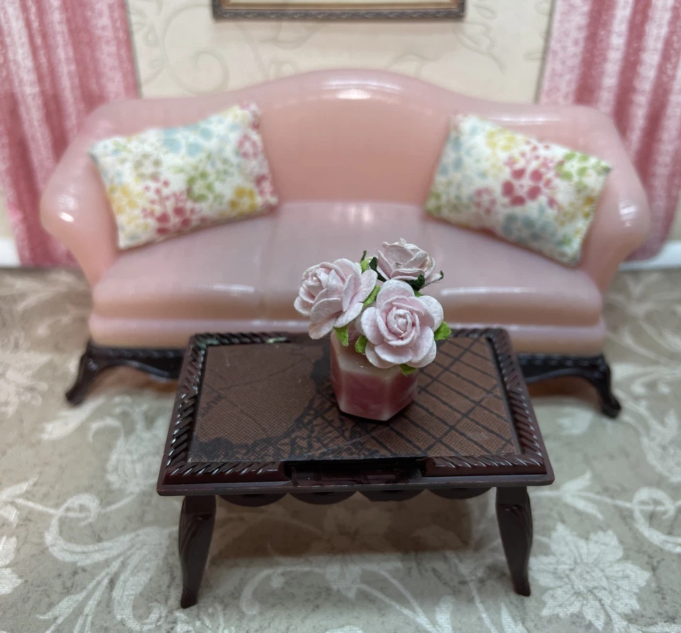 SOFÁ Y MESA DE CENTRO ROSA RENWAL Muebles de plástico para casa de muñecas de hojalata vintage 1:16  Foto 2 de 4