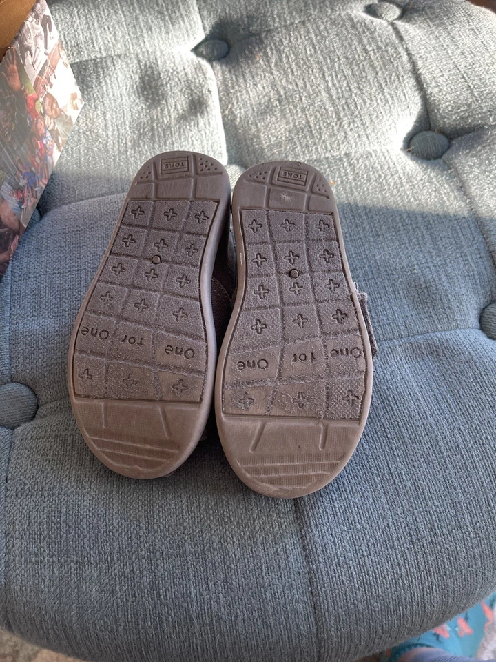 Zapatos mocasines de lona gris ceniza Toms para niños pequeños talla T7 Foto 4 de 4