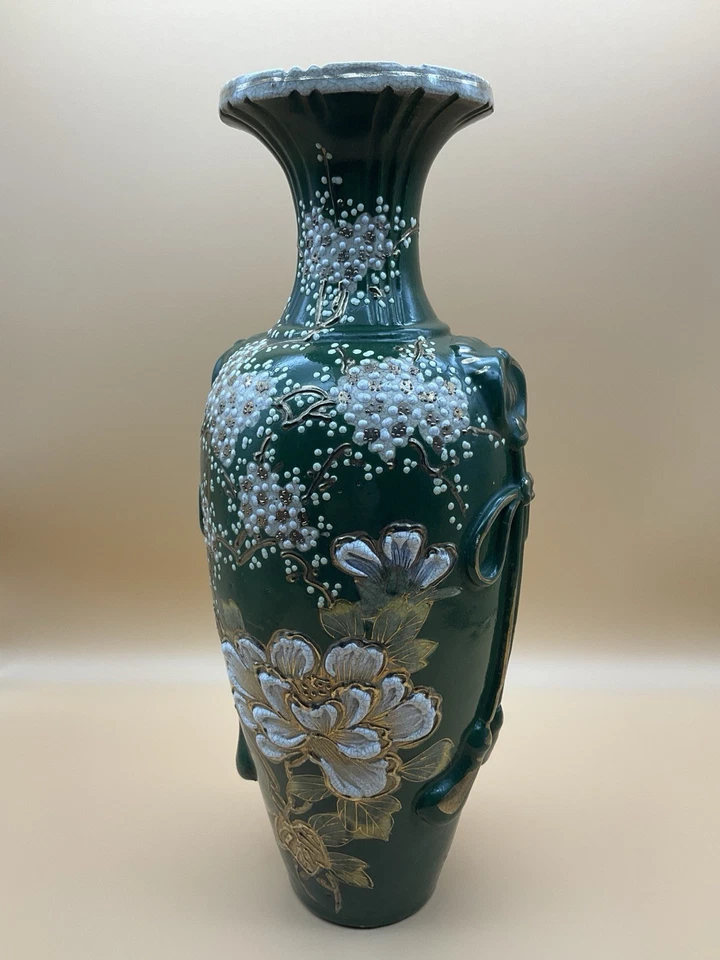 Jarrón antiguo de porcelana japonés de finales del siglo XIX período Meiji de verde y floral Foto 2 de 4