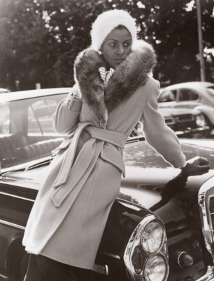 USA 70er Jahre Damen Mode JC Penney Opossum Kragen Flanellmantel altes Foto