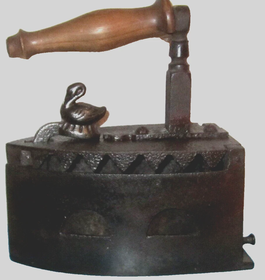 ancien  fer à repasser  à braise avec une fermeture  originale en forme de cygne - Photo 2/4