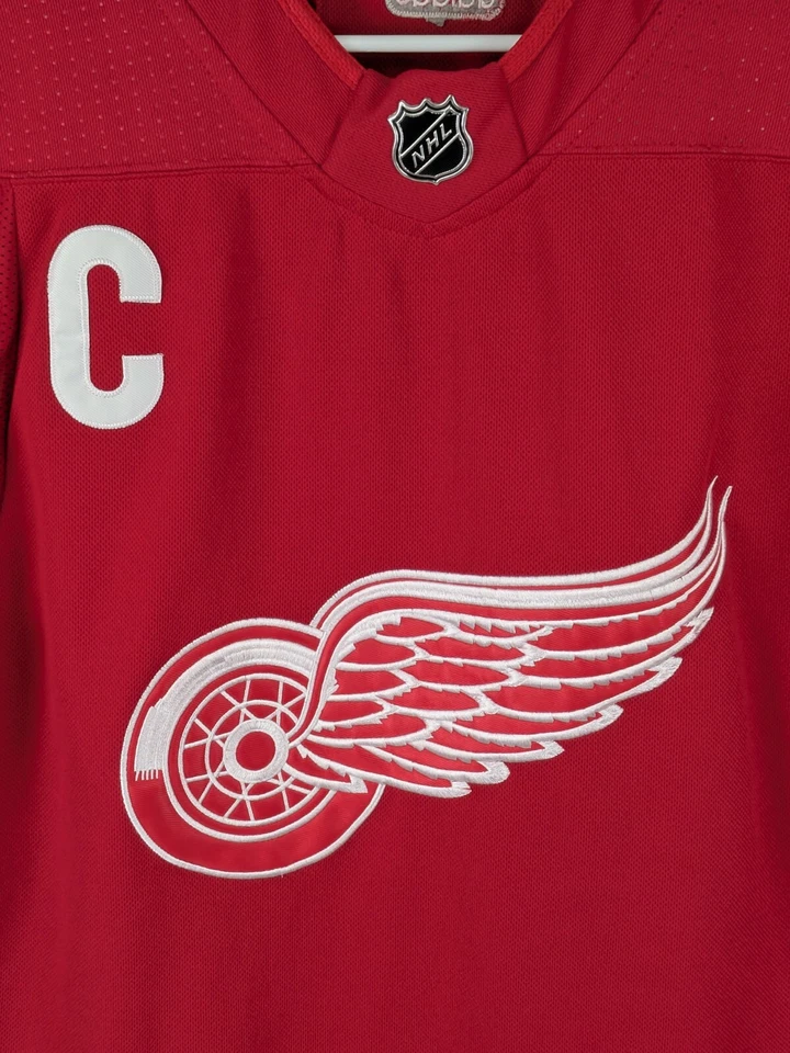 Camiseta Adidas Detroit Red Wings Captain HOF #19 Steve Yzerman Talla 46 Roja Blanca Foto 3 de 4