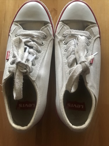 levi white pumps