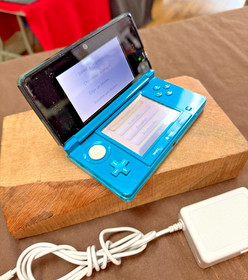 Nintendo 3DS metallic/ Green handheld game console with charger