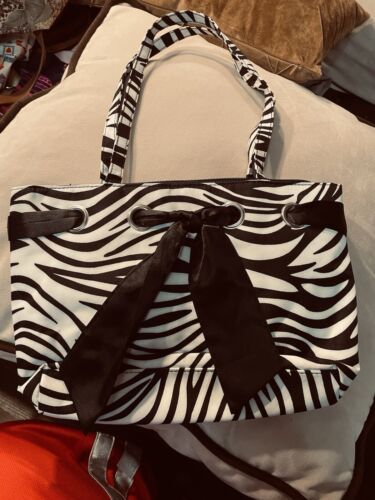Markenlose Tasche mit Reißverschluss mit Zebramuster