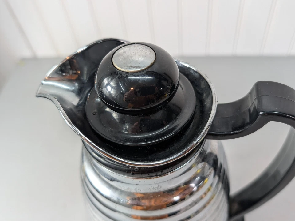 Jarra térmica acanalada cromada OGGI jarra servidor de café mango negro retro Foto 4 de 4