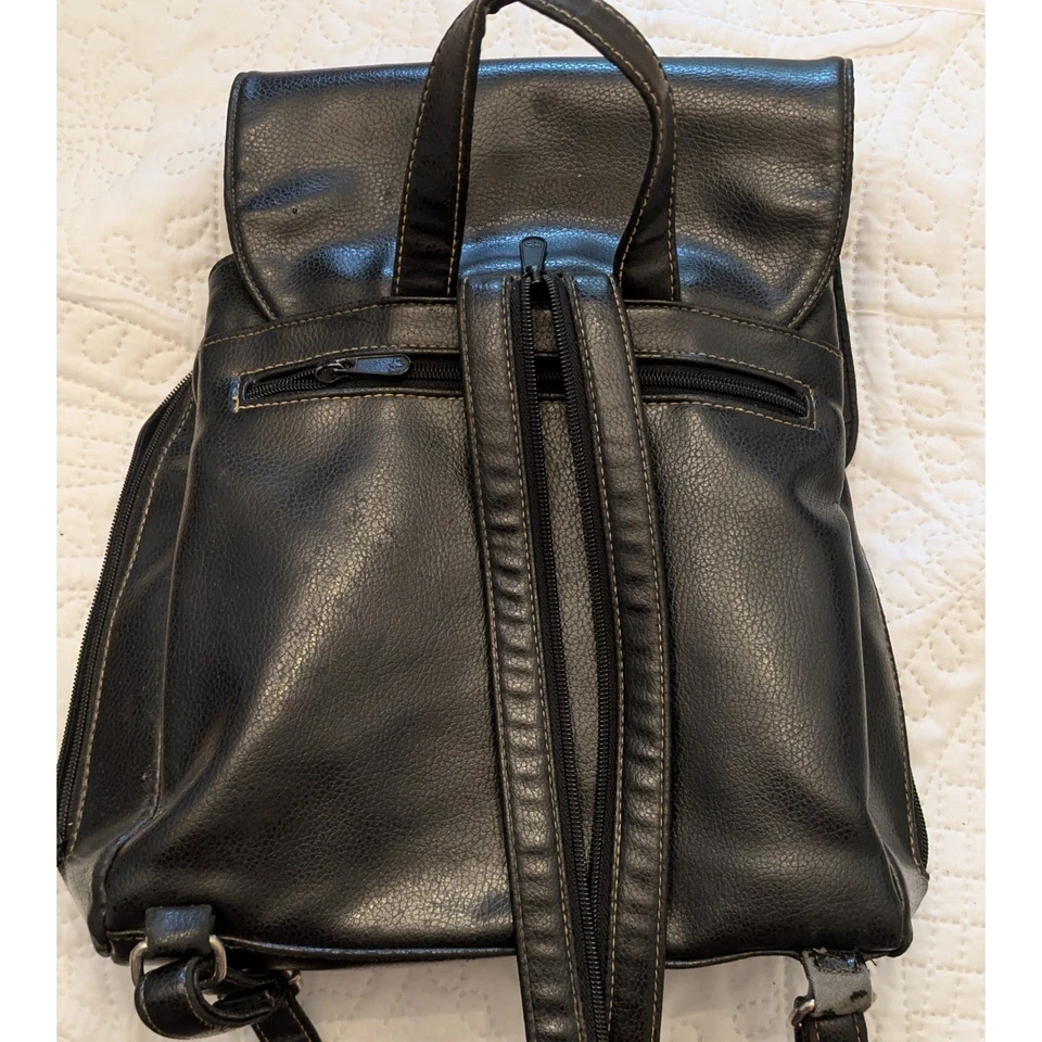 Hush Puppies 复古黑色皮革背包,拉链和纽扣闭合,可调节肩带 — 第 2/4 张图片