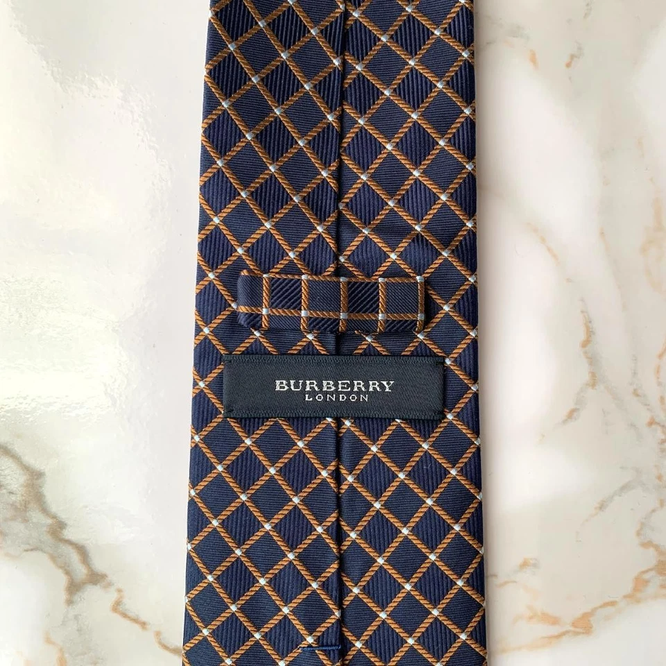 Corbata de seda Burberry London patrón a cuadros azul marino/marrón usada Foto 3 de 3