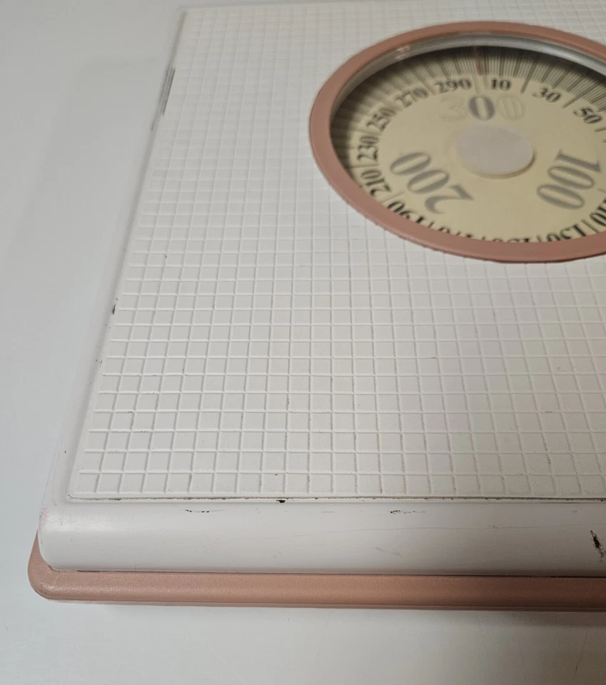 Báscula de baño vintage blanca y rosa marca Counselor con esfera - lee hasta 300 libras Foto 3 de 4