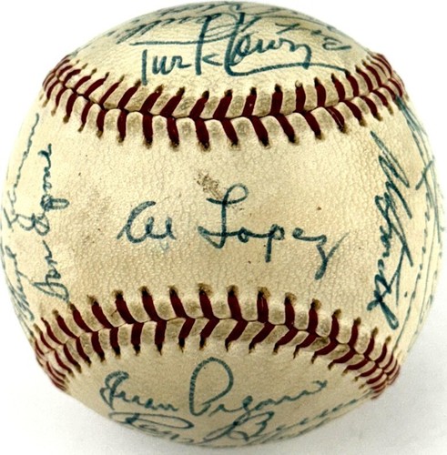 1962 Chicago White Sox Team Signed Baseball (30) Nellie Fox HOF Beckett BAS 5413