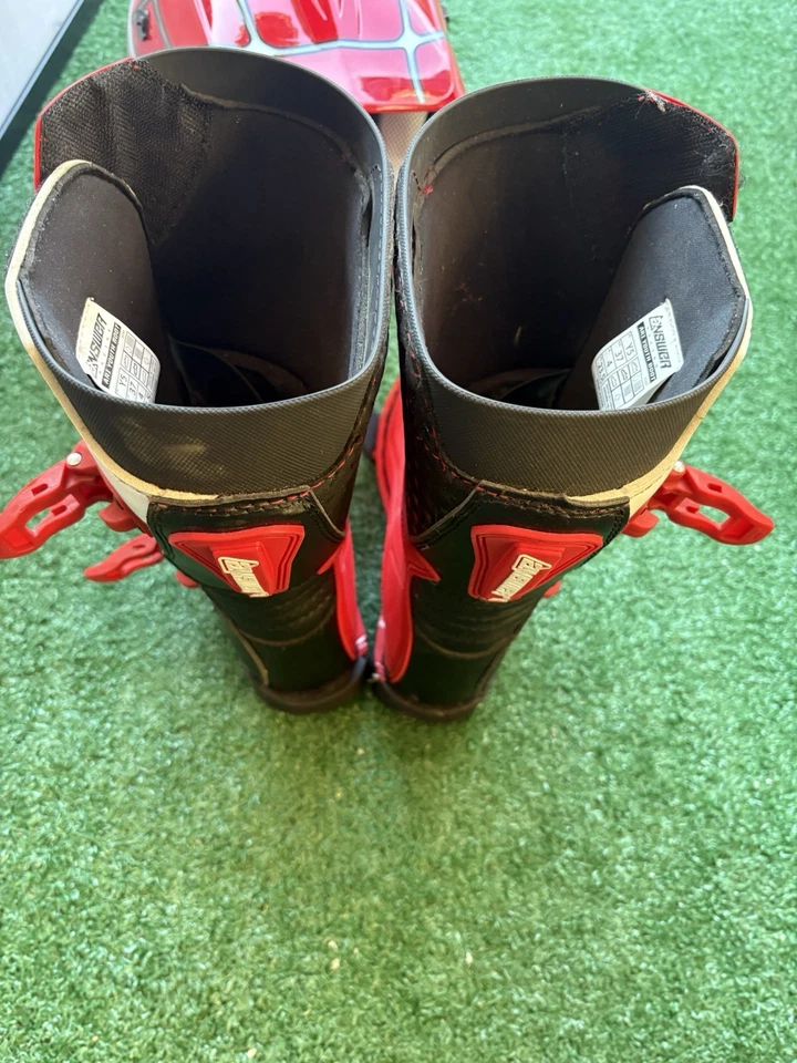 Equipo de motocicleta juvenil Foto 4 de 4