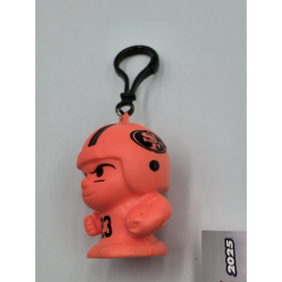 Chaveiro NFL Squeezymate Series 7 2025 Christian McCaffrey raro vermelho neon 49ers - Imagem 3 de 4
