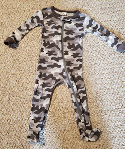 Gerber Snug Fitting Gray Camo Sleeper Sleep & Play 6 M 3-6 M EUC