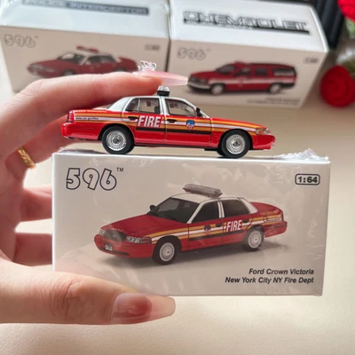 596 Modell 1:64 Roter Ford CV Crown Victoria FDNY Feuerwehr Diecast Modellauto