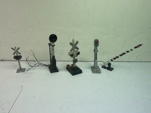 HO Scale Crossing Signals 2-Electric Tested To Work & 3 Plastic Not Lighted