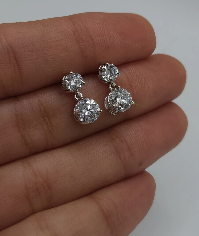 Aretes para mujer con pasador de diamantes de corte redondo de 2,00 quilates con acabado en oro blanco de 14 quilates Foto 4 de 4