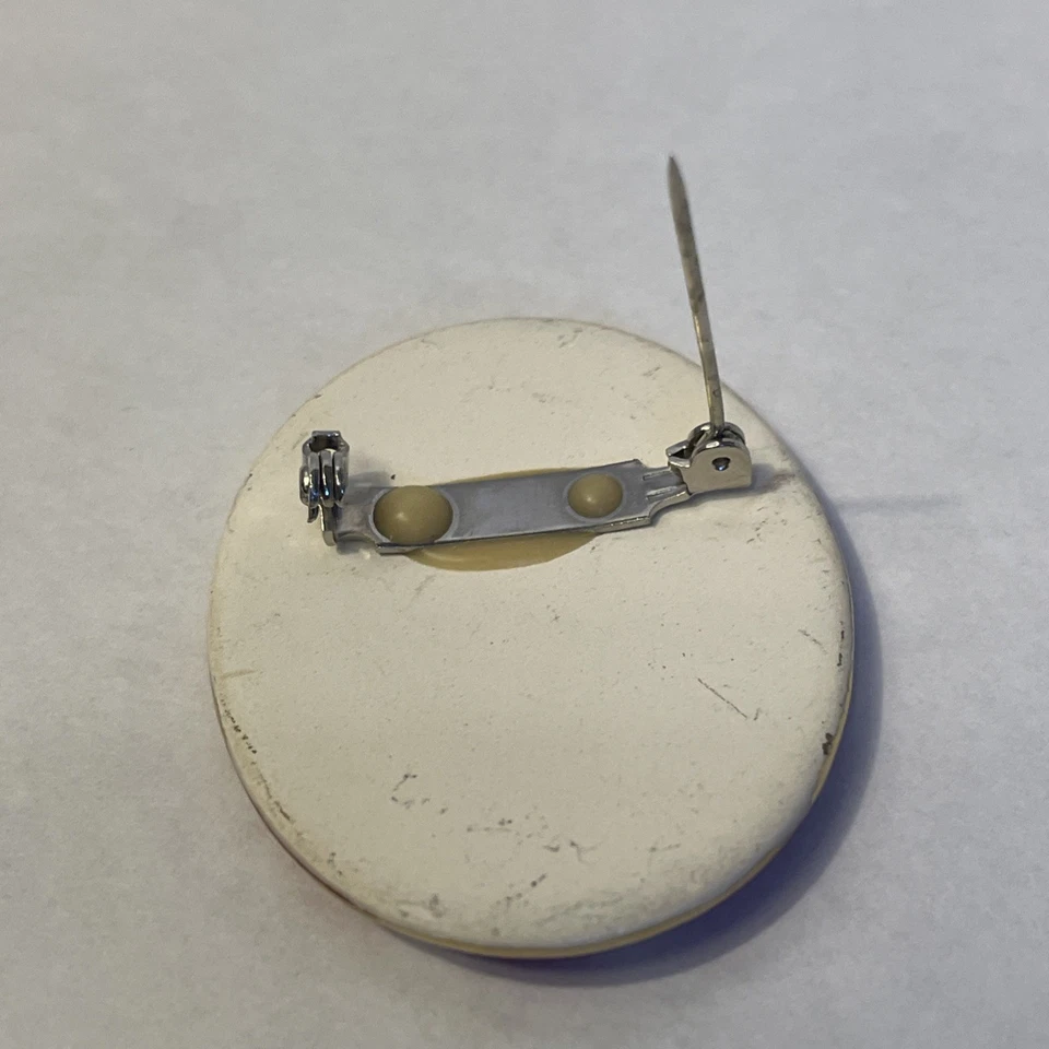 Broche prendedor de porcelana Apple Pye (pastel de manzana) Holstein vaca fondo rojo pintado Foto 3 de 4