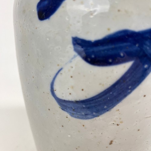 Jarrón azul antiguo japonés de 10" con jarra de sake Tokkuri firmada de la era Meiji (década de 1890) - Imagen 4 de 7