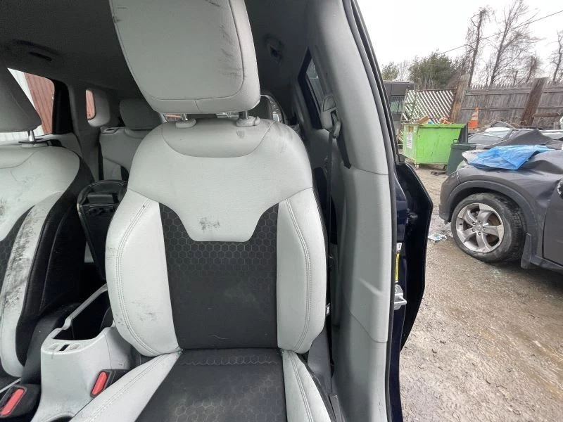 Jeep Compass 2017-2023 asiento delantero izquierdo manual dos tonos blanco/negro TC:G7XS 54091 Foto 3 de 4