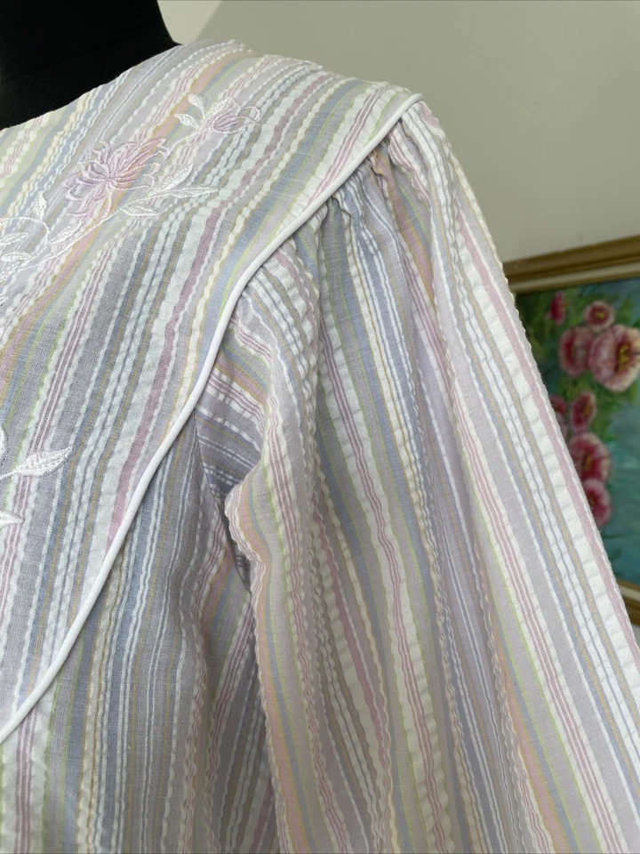 Camisola listrada pastel bordada floral vintage com zíper tamanho XL Mumu Cottage Boho - Imagem 4 de 4