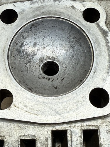 Suzuki T350 Rebel Left Cylinder Head Top End W/ Bolts 69-70 # 11121-18300 - Picture 8 of 8