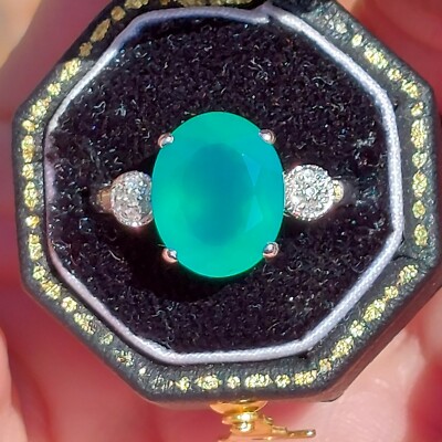 Ring 3,5 KARAT SMARAGD UND DIAMANTEN IN 9 KARAT WEISSGOLD