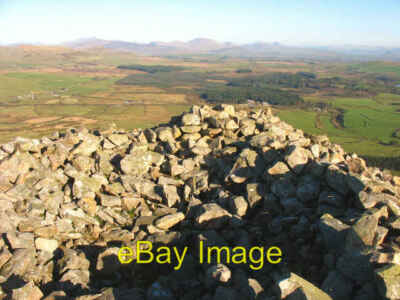 Foto 6x4 Auf dem Carnguwch Steinhaufen schaut genau nach East Llwyndyrys \/SH3741 Th c2008