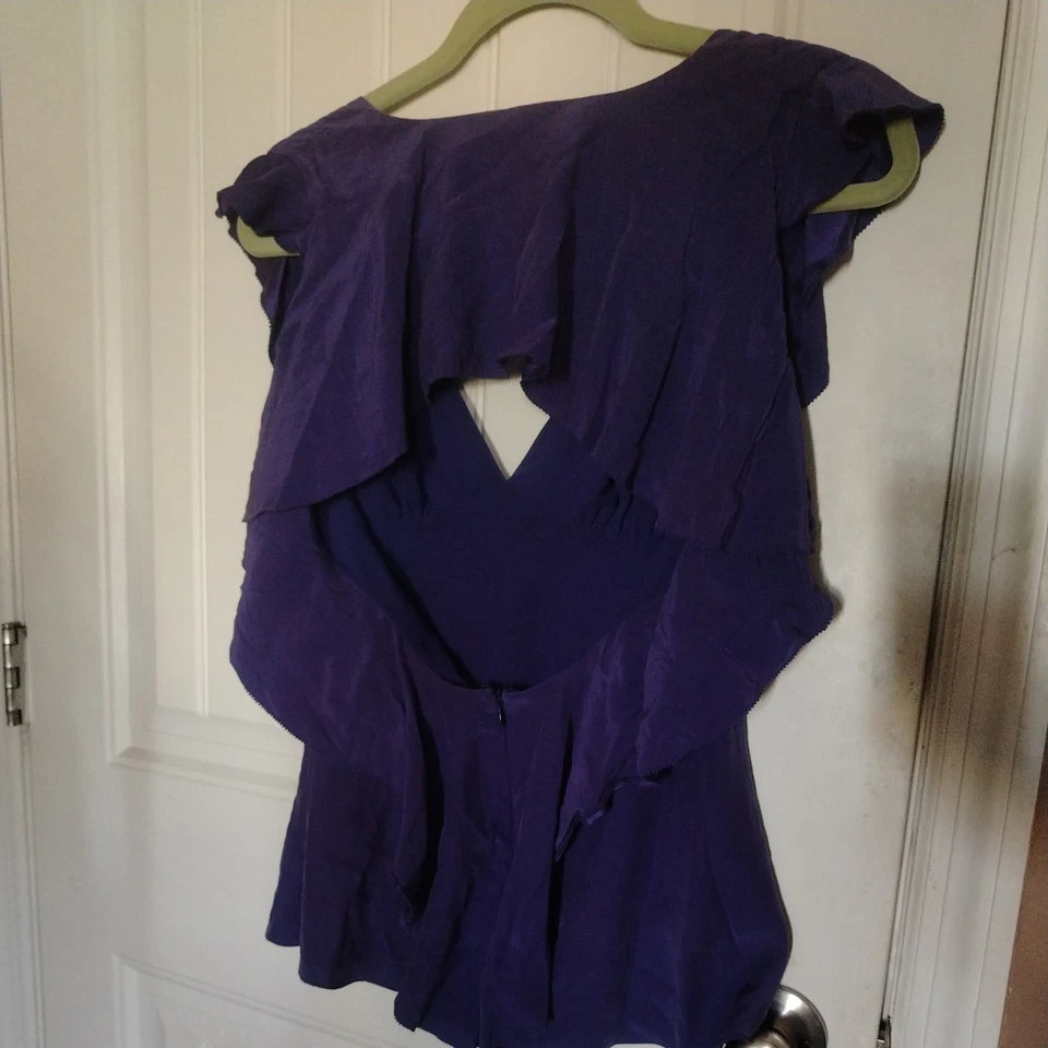 Blusa de Seda BCBGMAXAZRIA Púrpura Real Talla S Pequeña Cuello en V Recorte Baxk  Foto 4 de 4