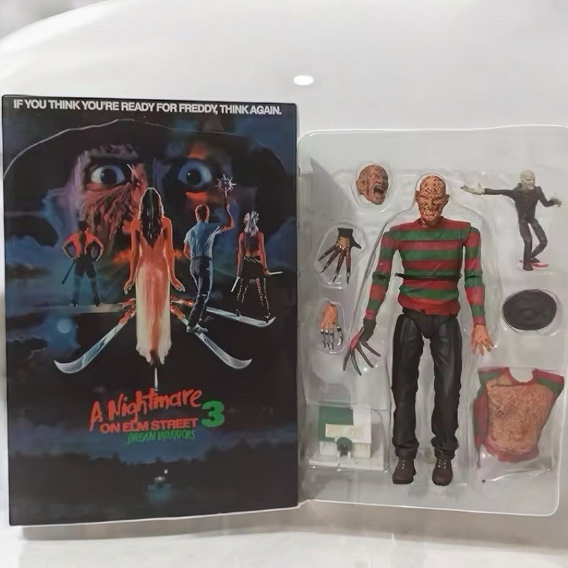 Figurine Freddy Krueger de 18 cm tirée du film Les Griffes du Cauchemar 3 sous boîte
