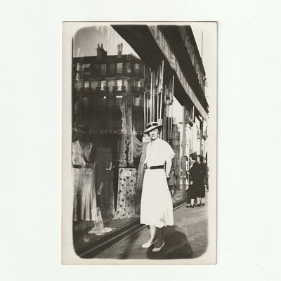 Femme en blanc devant une vitrine de nouveautés - Reflet - carte photo ca 1930