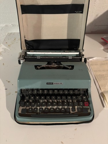 Olivetti Lettera 32 Typewriter - Serviced and works great
