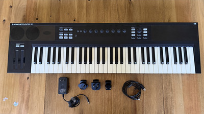 Native Instruments Komplete Kontrol S61 MK1 61-Key MIDI Controller Full Bundle