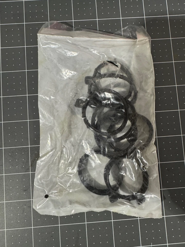 948-105-937-02 Porsche Cayenne (11-19) Juntas Bujía Agujeros en Cubierta de Válvula Foto 3 de 3