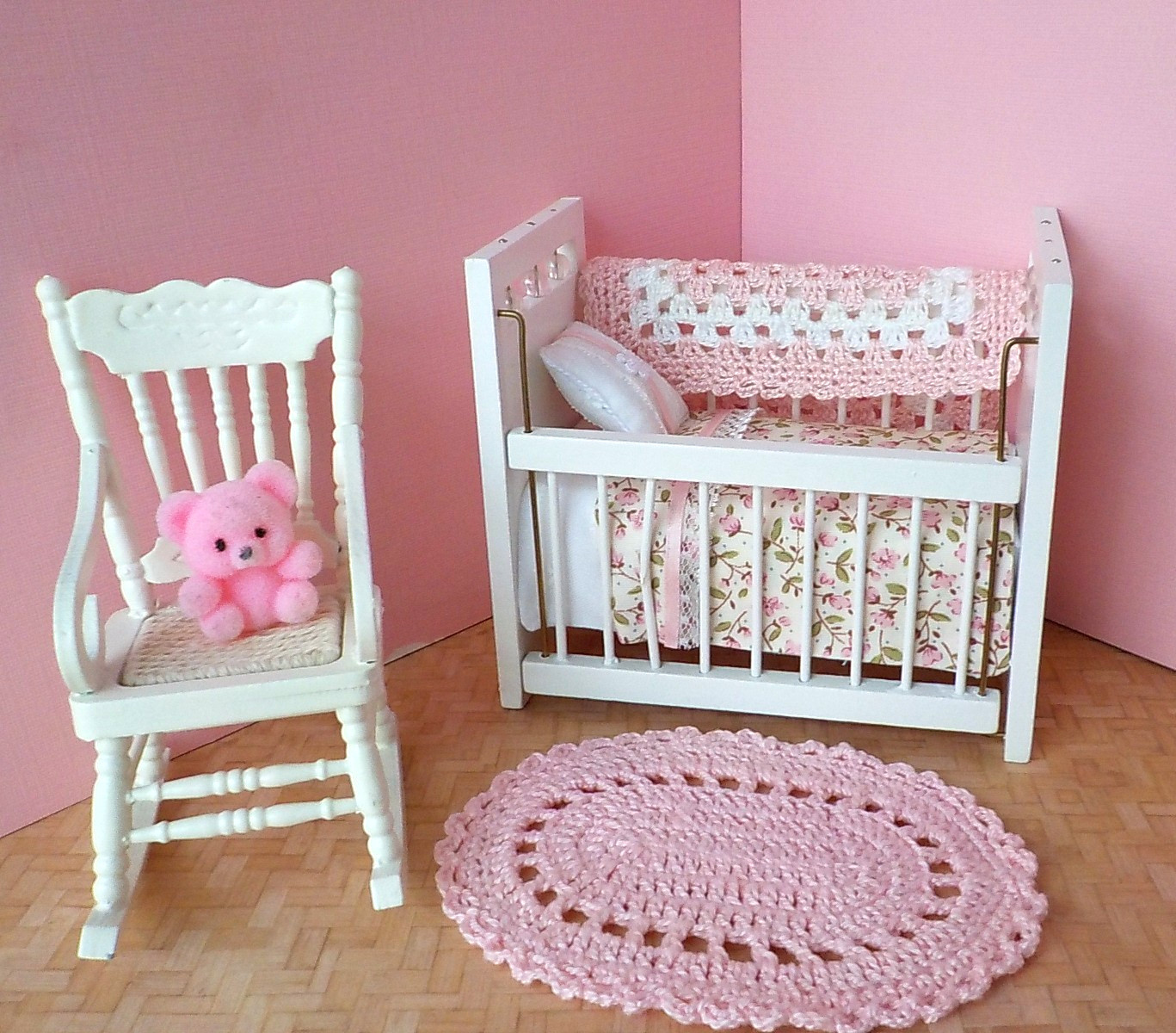 Dollhouse Miniature 5 Piece Nursery/Baby/Crib/Blanket/Bedspr