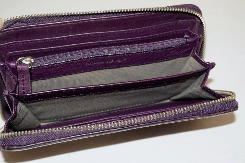 Cartera BANANA REPUBLIC de cuero púrpura profundo con cremallera 4x7 Foto 3 de 4