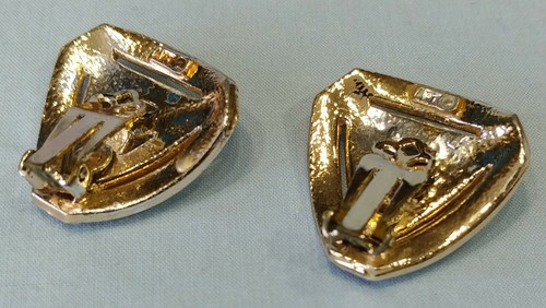 Vintage Abstract Triangle Clip Earrings Signed ART Cream and Orange Enamel - Picture 6 of 12