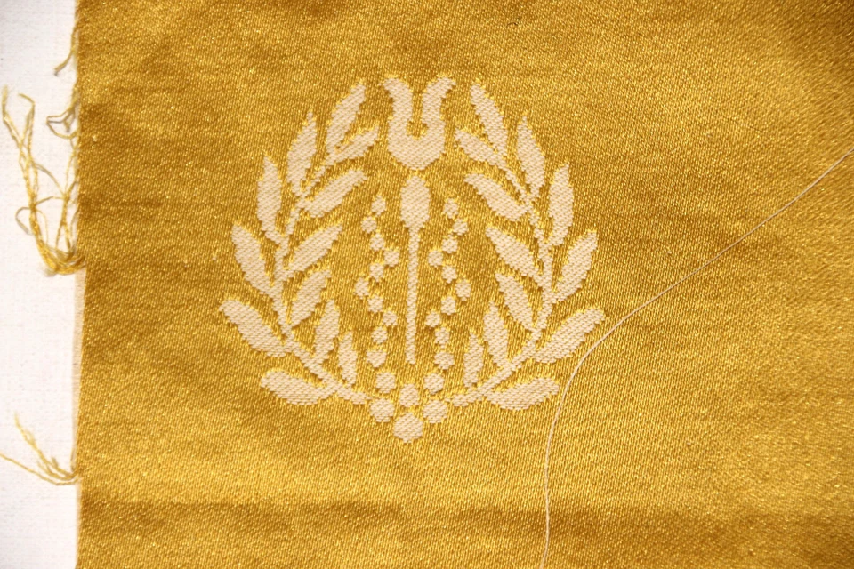 Petit fragment de tissu de soie jaune. 27 x 25 cm - Photo 2/3