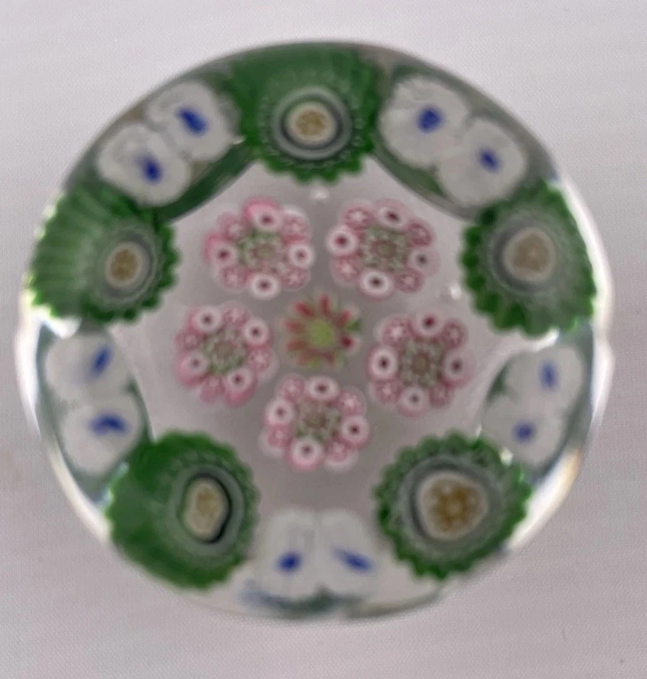 Antiguo pisapapeles de vidrio Clichy facetado verde/rosa con guirnalda Foto 4 de 4