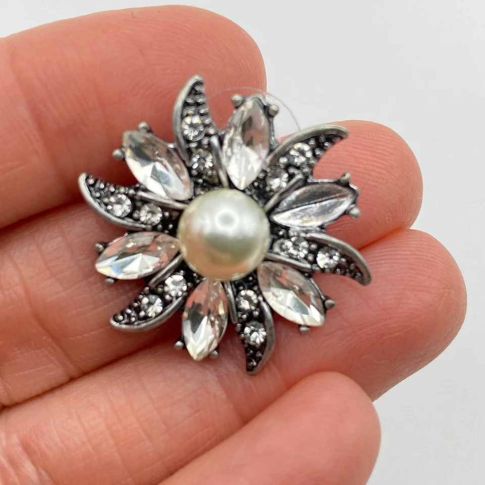 Pendientes perforados vintage de perlas florales con estrás tono plata MCM noche fiesta Foto 2 de 4