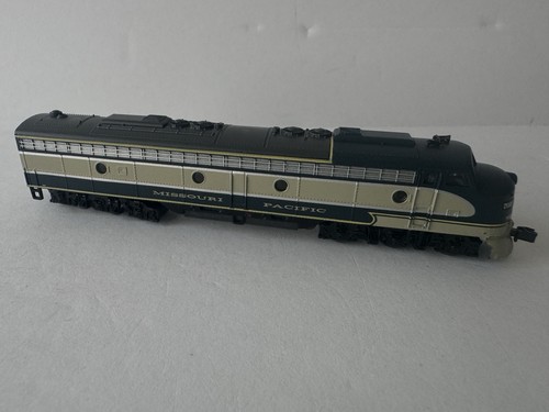 Locomotora diésel Life Like N Scale #7208 E8 Missouri Pacific Mopac #7020 | Condition: Used