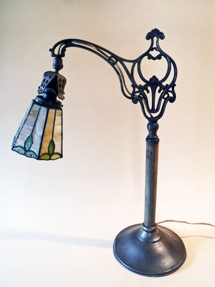 ANTIGUA LÁMPARA DE LATÓN CON PANTALLA DE VIDRIO CON PLOMO MANCHADO ERA ARTESANAL ARTESANAL ARTESANAL, 1910 Foto 3 de 4