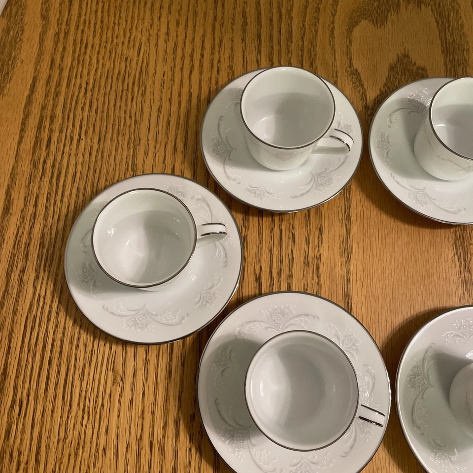 Juego de tazas y platillos con patas Casablanca 6842 de Noritake Foto 2 de 4