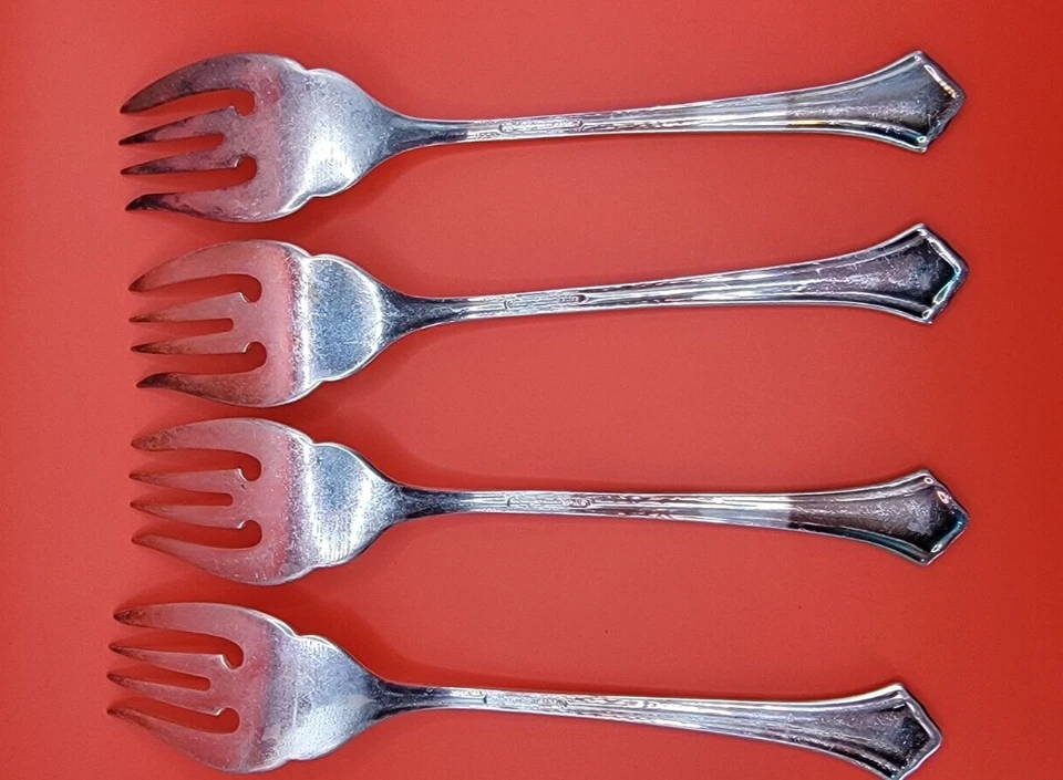 Tenedor para ensaladas Reed & Barton English Chippendale en estado usado como encontrado. Foto 3 de 4