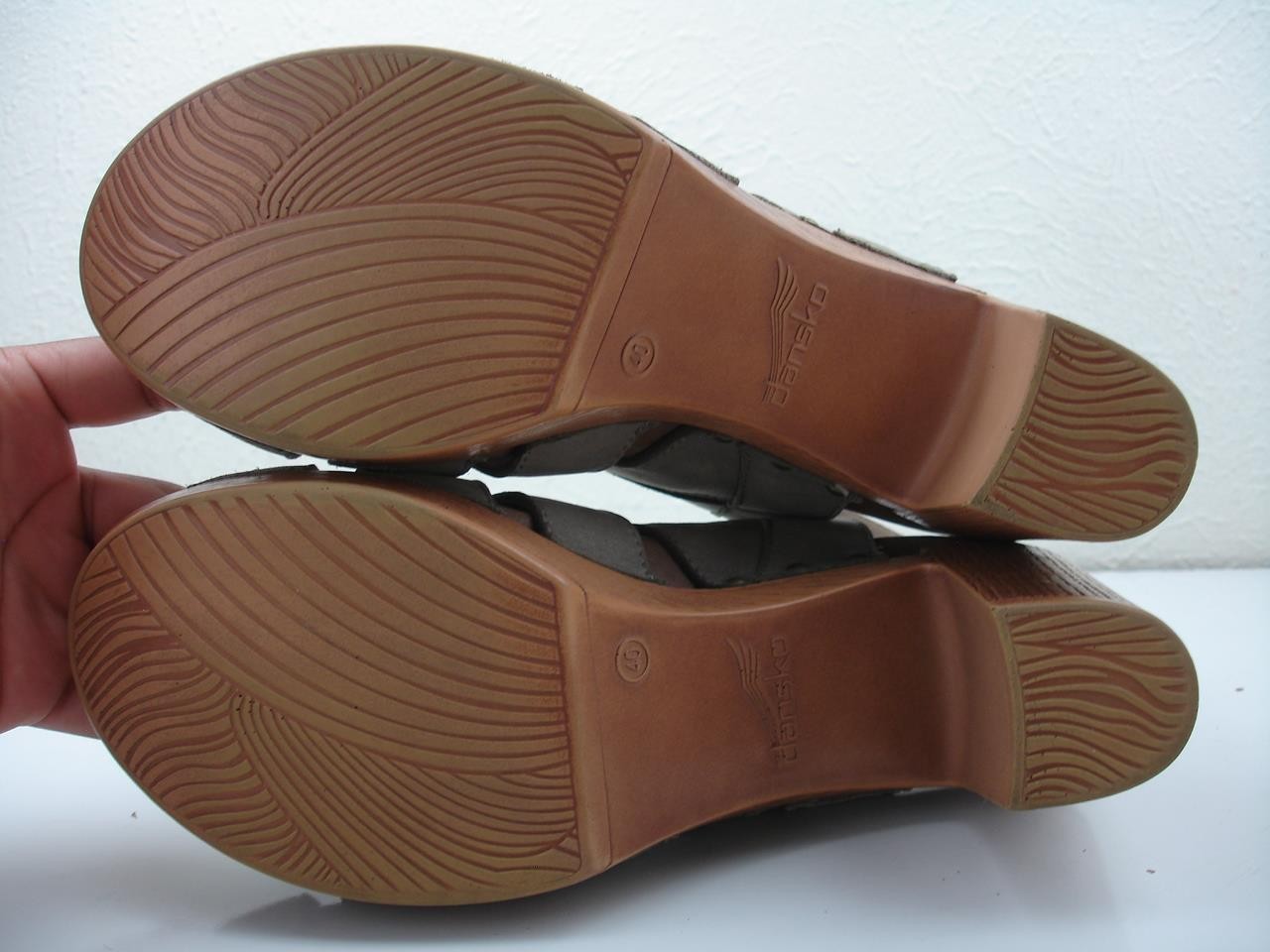 Women's 9.5 10 40 Dansko Demetra Taupe Milled Nubuck Leather Heels Sandals Clogs image 4